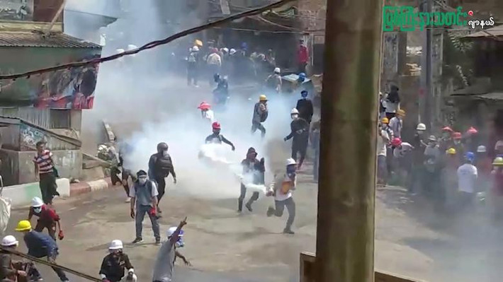 Myanmar Now cho biết thêm, 1 người biểu tình đã thiệt mạng ở thị trấn Loikaw, phía đông bắc nước này. Trong khi đó, 1 người bị bắn chết tại thành phố Yangon. Tuy nhiên, Reuters chưa thể xác minh thông tin này. Ảnh: Reuters.