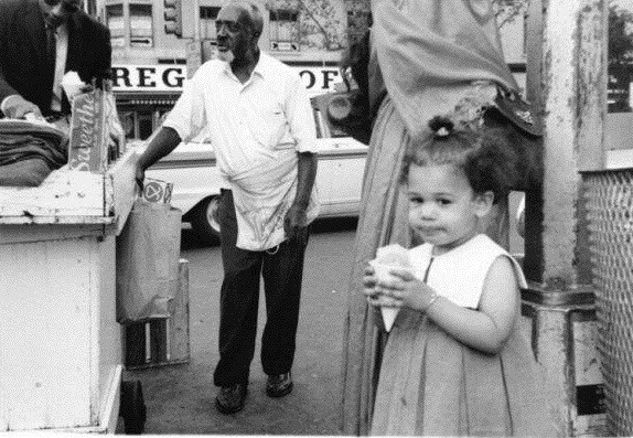 Bức ảnh này chụp Kamala Harris vào tháng 6/1966 khi cùng gia đình tới thăm khu Harlem ở New York, Mỹ. Ảnh: AP.