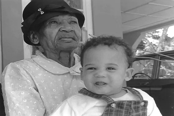 Kamala Harris được bà cố Iris Finegan bế tại Jamaica. Ảnh: AP.