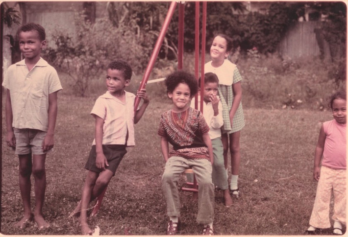 Bức ảnh này chụp bà Kamala Harris hồi nhỏ cùng em gái chơi đùa với các bạn tại Jamaica. Ảnh: LAT.