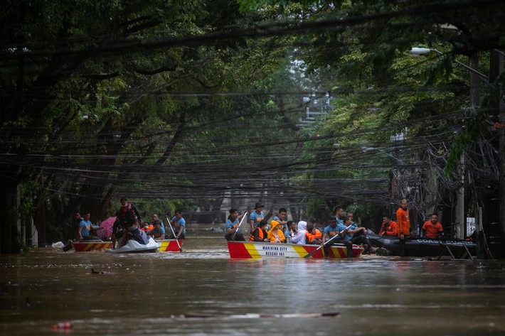 Mưa lớn do ảnh hưởng của bão Vamco đã khiến thủ đô Manila và các khu vực xung quanh "chìm trong biển nước", làm ảnh hưởng đến cuộc sống của người dân địa phương. 