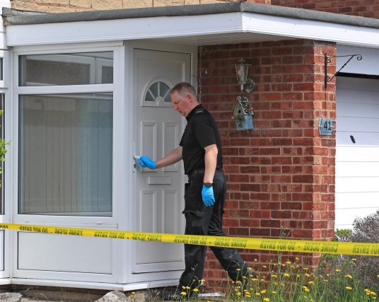 Letby đã bị cảnh sát bắt giữ vào năm 2018 và lần thứ hai vào năm 2019 nhưng sau đó được bảo lãnh trong khi chờ các cuộc điều tra thêm. Sau những lần bị bắt, nhà của cô này ở khu Blacon đã bị cảnh sát khám xét.