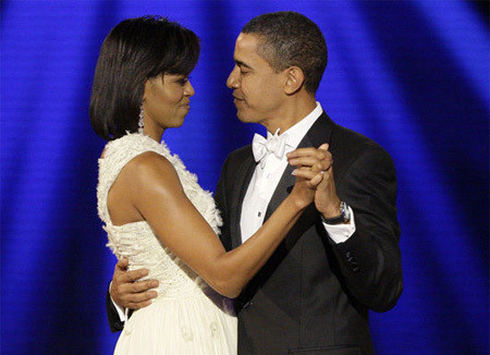 Vợ chồng ông Barack Obama khiêu vũ trong tiệc mừng ngày ông nhậm chức hồi năm 2009. Ảnh: AP.