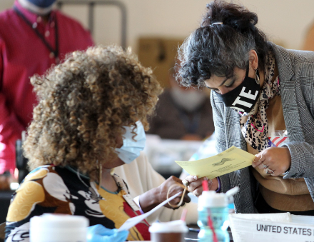 Trong số 2.500 phiếu chưa được kiểm, có 1.643 phiếu bầu cho ông Trump, 865 phiếu cho ông Biden và 16 phiếu cho ứng cử viên Đảng Tự do Jo Jorgensen.