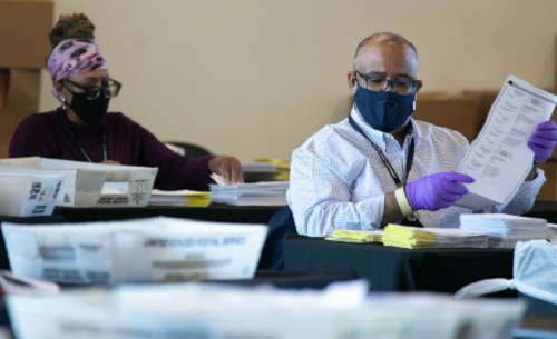 Được biết, trong 2.755 lá phiếu bị bỏ sót này, có 1.577 phiếu bầu cho Tổng thống đương nhiệm Donald Trump, 1.128 phiếu bầu cho ông Joe Biden, và 43 phiếu cho ứng viên Đảng Tự do Jo Jorgensen. Ảnh: The Hill.