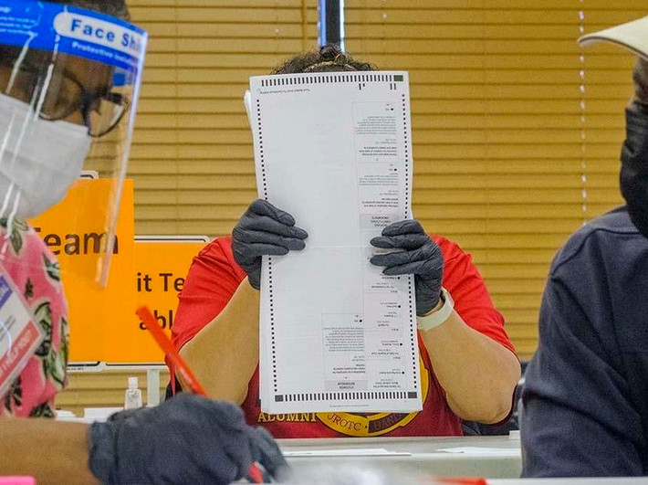 Tại hạt Douglas, giới chức phát hiện thẻ nhớ chứa 293 lá phiếu bị bỏ sót, trong đó có 156 phiếu bầu cho ông Biden và 128 phiếu bầu cho Tổng thống Mỹ đương nhiệm Donald Trump. Ảnh: NPR.