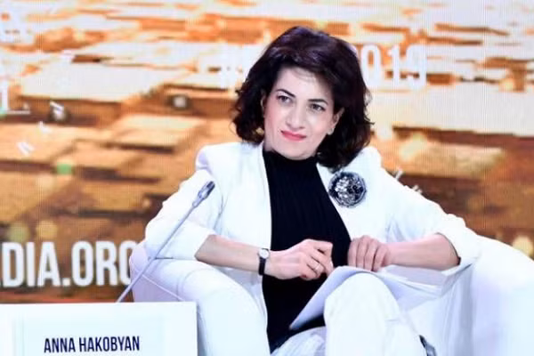 Đầu tháng 8/2018, một cuộc thăm dò dư luận do tạp chí Woman's World của Mỹ thực hiện, cho thấy bà Hakobyan được coi là "Đệ nhất phu nhân xinh đẹp nhất" năm 2018. Ảnh: azvision.