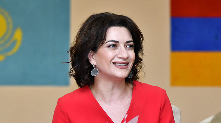 Bà Hakobyan sinh ngày 1/2/1978, tốt nghiệp trường Đại học Yerevan, Armenia. Sau khi tốt nghiệp, bà bắt đầu làm phóng viên. Ảnh: mediaadvocate.am.