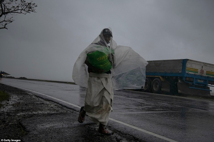 Sáng 2/11, Cơ quan Khí tượng, Địa lý và Thiên văn Philippines (PAGASA) cho biết, siêu bão Goni đã suy yếu sau khi đổ bộ vào các tỉnh miền trung Philippines hôm qua. Ảnh: Getty.