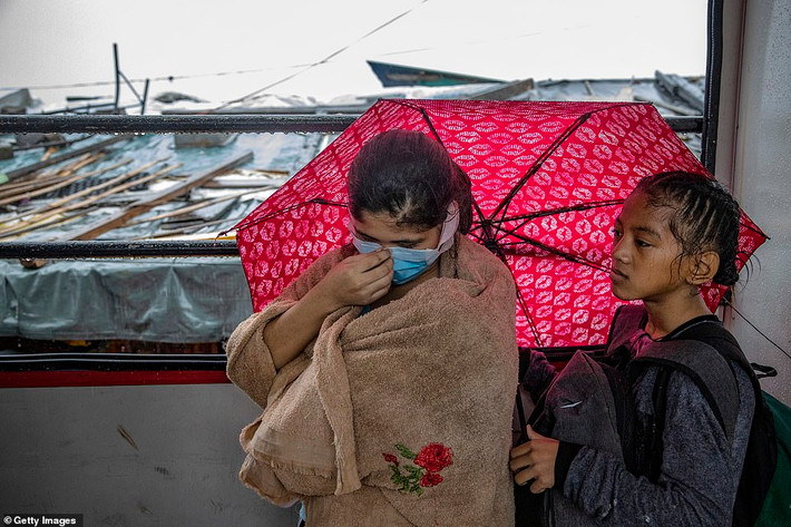 Người dân ở Manila đi sơ tán trước khi bão Goni ập tới hôm 1/11. Ảnh: Getty.