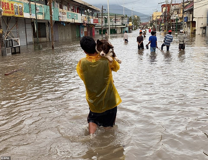 Do ảnh hưởng của bão, hàng chục chuyến bay bị hủy vì cửa ngõ chính của Manila, sân bay quốc tế Ninoy Auino, phải đóng cửa một ngày. Ảnh: EPA.