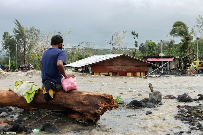 Cơn bão gây mất điện trên diện rộng và phá hủy nhiều cơ sở hạ tầng ở Philippines. Ngoài ra, lũ quét cũng khiến một số con đê bị vỡ làm ngập nhiều ngôi làng ở tỉnh Bicol. Ảnh: Reuters.