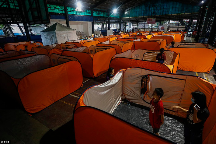 Được biết, hơn 390.000 người đã sơ tán đến khu vực an toàn hơn, trong đó 345.000 người tập trung tại các trung tâm sơ tán. Điều này làm dấy lên lo ngại về việc đảm bảo quy định phòng chống COVID-19. Ảnh: EPA.