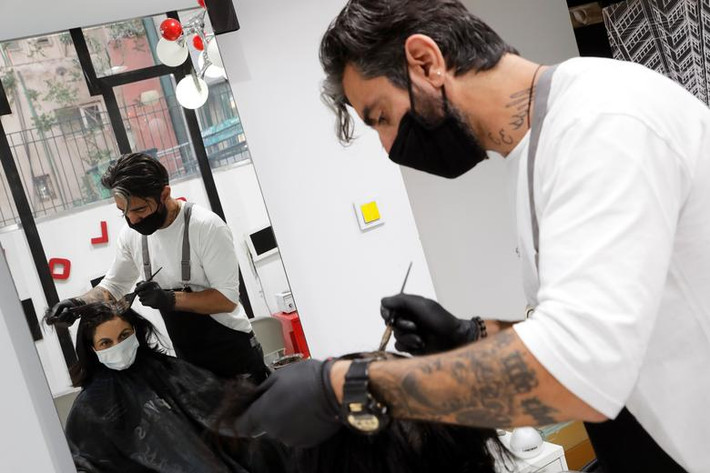 George Chrisohoidis chăm sóc tóc cho khách hàng tại tiệm làm tóc Hairplayers ở Thessaloniki, Hy Lạp, hôm 4/5.