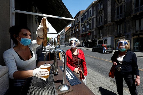 Người dân đeo khẩu trang ở Catania, Italy, ngày 4/5.