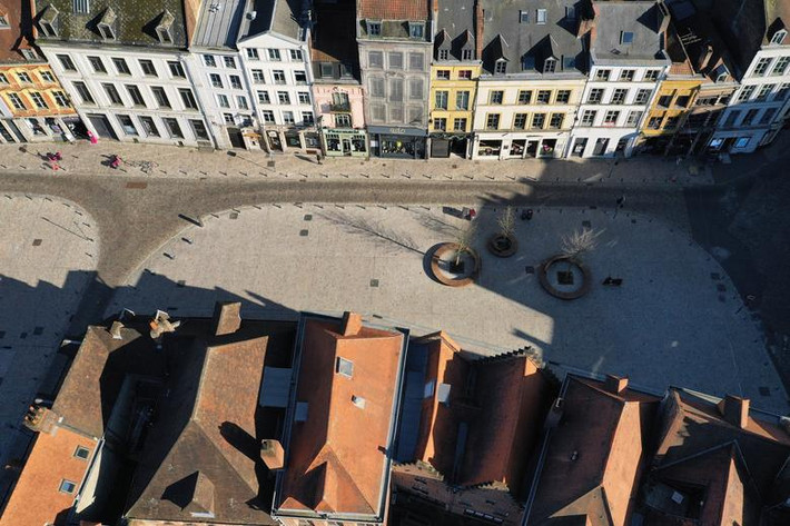 Quảng trường Louise de Bettignies ở Lille, Pháp, không một bóng người ngày 24/3.