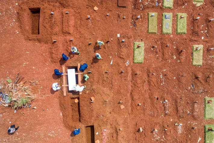 Các công nhân chôn cất thi thể người tử vong vì COVID-19 tại Jakarta, Indonesia, ngày 26/4.