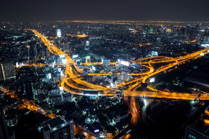 Con phố vắng vẻ nhìn từ tầng thượng của khách sạn Baiyoke Sky trong thời gian giới nghiêm ở thủ đô Bangkok, Thái Lan, ngày 29/4.