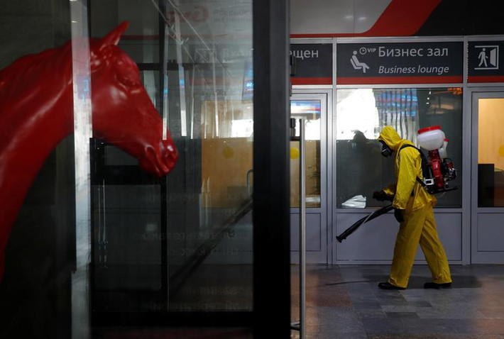 Một thành viên của Bộ Khẩn cấp Nga phun thuốc khử trùng tại nhà ga Leningradsky ở Moscow hôm 19/5.
