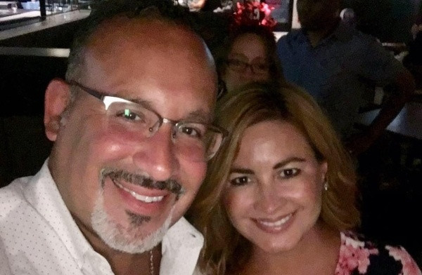 Về đời tư, ông Cardona kết hôn với bà Marissa Pérez, cựu Hoa hậu bang Connecticut, vào năm 2002. Họ có hai người con. Ảnh: PI.