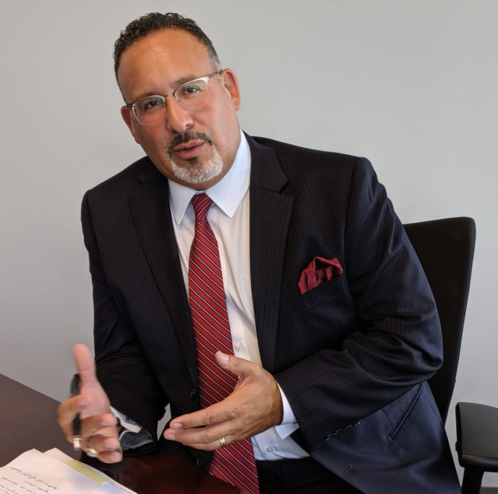 Miguel Angel Cardona bắt đầu sự nghiệp với tư cách là giáo viên lớp 4 tại trường Tiểu học Israel Putnam ở Meriden, Connecticut. Năm 2003, ông trở thành Hiệu trưởng trường Tiểu học Hanover. Ảnh: CTM.