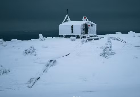 Những ngôi nhà nhỏ ở vùng Murmansk trắng xóa vì tuyết.