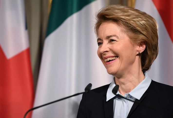 Năm 2013, bà von der Leyen trở thành nữ Bộ trưởng Quốc phòng đầu tiên của Đức và giữ chức vụ này trong hai nhiệm kỳ liên tiếp cho đến tháng 7/2019. Bà cũng nằm trong danh sách 100 người ảnh hưởng nhất năm 2020 của Tạp chí Time. Ảnh: Reuters.