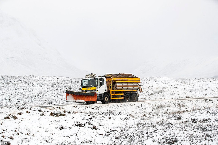 Xe dọn tuyết trên đường A82 ở Glencoe, Scotland, hôm 27/12.