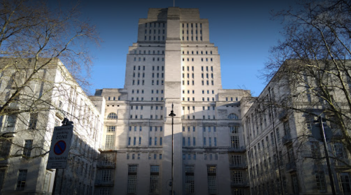 Đại học London là trường đầu tiên ở Anh cho phép nữ giới học. Năm 1878, Đại học London trở thành trường đầu tiên ở Anh cho phép nữ giới học và cấp bằng cho họ.