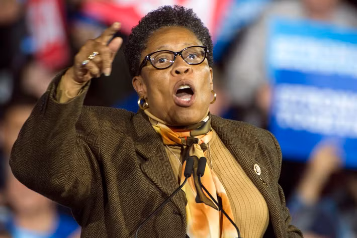 Bà Marcia Fudge sinh ngày 29/10/1952 tại Cleveland, bang Ohio. Bà tốt nghiệp cử nhân ngành Kinh doanh của trường Đại học bang Ohio năm 1975 và nhận bằng Tiến sĩ của trường Luật Cleveland–Marshall thuộc Đại học bang Cleveland năm 1983. Ảnh: AP.