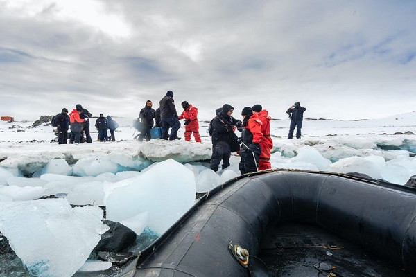 Dù vậy, các nhà khoa học hiếm khi đơn độc. Họ sống, ngủ, ăn và làm việc cùng nhau trong các cơ sở nghiên cứu nhỏ.