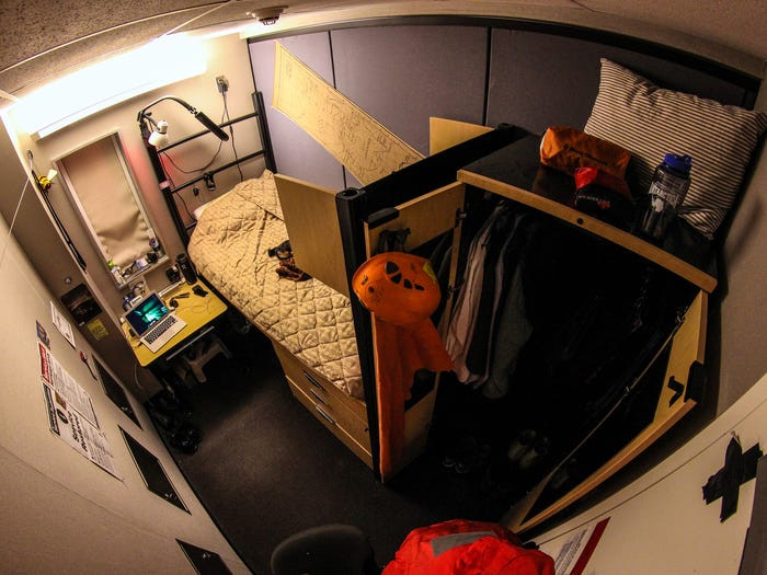 Một khi ở trên châu lục này, các nhà nghiên cứu phải đối mặt với những thách thức lớn. Alex Gaffikin, một nhà khí tượng học đã làm việc hai năm rưỡi tại một trạm nghiên cứu của Anh, nói với Reuters rằng mùa đông có nghĩa là bóng tối liên tục. Tuy nhiên, Nam Cực cũng mang đến những phần thưởng. "Tôi yêu Nam Cực vì đây là nơi xa lạ và kỳ diệu", Gaffikin nói.