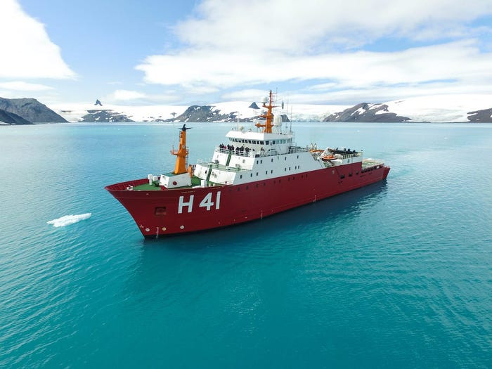 Nhiều người đến đây bằng tàu lớn, được thiết kế có khả năng phá vỡ lớp băng dày.