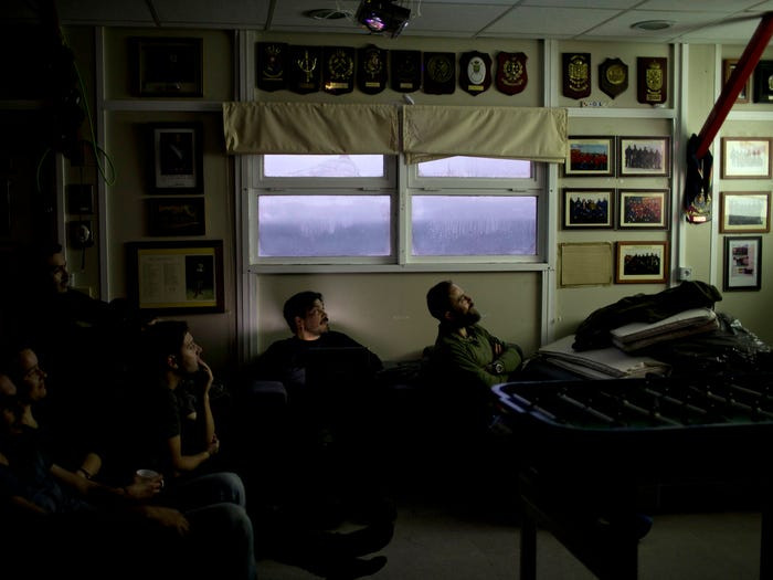 Mặc dù công việc nghiên cứu ở Nam Cực đòi hỏi nhiều khả năng thích nghi với điều kiện khắc nghiệt, cuộc sống bên trong căn cứ vẫn tương đối bình thường.