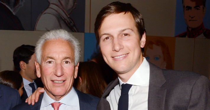 Việc ông Trump ân xá cho thông gia đã được dự báo từ trước. Theo CNN, ông Charles Kushner, cha chồng của Ivanka - con gái ông Trump, từng bị truy tố tại bang New Jersey vào đầu những năm 2000 vì tội trốn thuế, giả mạo nhân chứng và đóng góp cho chiến dịch bất hợp pháp. Ông đã nhận 16 tội danh trốn thuế, một tội danh trả đũa nhân chứng liên bang và tội nói dối Ủy ban Bầu cử Liên bang. Ảnh: Ông Charles và con trai Jared Kushner. Ảnh: FNT.