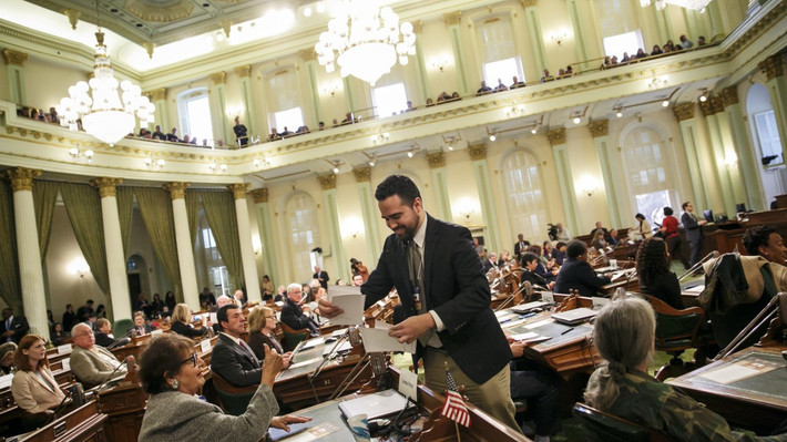 Sau khi cử tri đoàn bầu xong vào ngày 14/12, kết quả bỏ phiếu của các đại cử tri sẽ được gửi tới lưỡng viện Quốc hội. Ảnh: Cuộc họp và bỏ phiếu của đại cử tri bang California hồi năm 2016. Ảnh: AP.