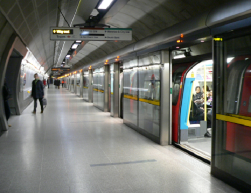 Ga tàu điện ngầm Waterloo là bến xe công cộng nhộn nhịp nhất, đón hơn 100 triệu hành khách mỗi năm. Ảnh: Wikipedia. 