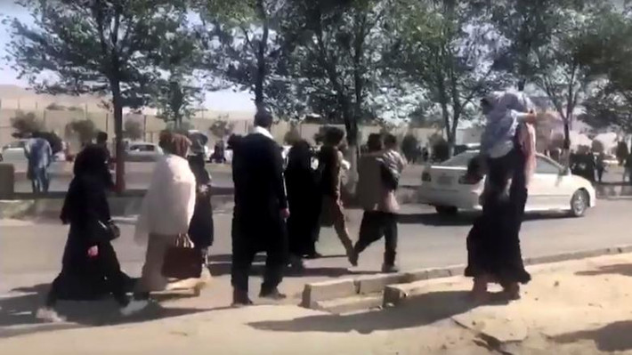 Sau thời gian đóng bên ngoài thành phố, ngày 15/8, lực lượng Taliban đã tiến vào thủ đô Kabul và chiếm Dinh Tổng thống Afghanistan. Lo sợ nằm dưới sự kiểm soát của Taliban, nhiều người dân ở Afghanistan vội rời khỏi đất nước.
