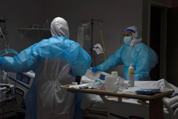 Trước đó, ngày 6/8, Mỹ báo cáo trung bình trên 100.000 ca mắc COVID-19 mới mỗi ngày. Theo dữ liệu từ Đại học Johns Hopkins vào ngày 6/8, tỷ lệ tử vong vì COVID-19 hàng ngày trong tuần qua cũng tăng mạnh. Ảnh: Reuters.