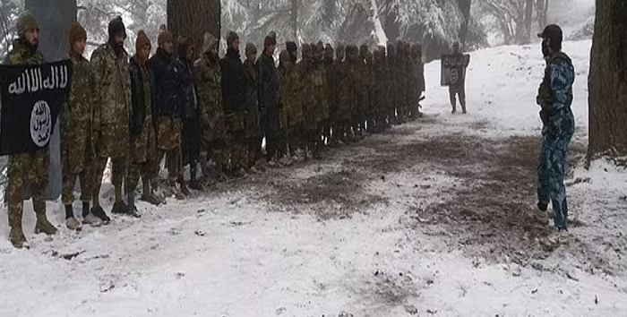 IS-K hưởng ứng lời kêu gọi của tổ chức Nhà nước Hồi giáo (IS) tự xưng tiến hành các cuộc tấn công khủng bố trên toàn thế giới chống lại những người không theo đạo Hồi. Ảnh: Các chiến binh IS trong buổi huấn luyện tại tỉnh Kunar, Afghanistan, năm 2017. Ảnh: Daily Mail.