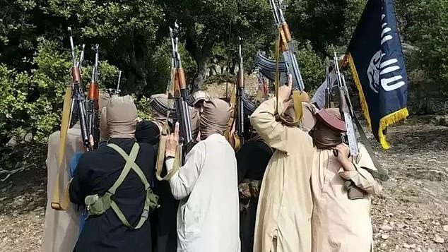 ISIS-K hay IS-K là một nhánh của tổ chức Nhà nước Hồi giáo tự xưng (IS) ở Afghanistan. Chữ "K" trong ISIS-K là viết tắt của vùng Khorasan. Nhóm khủng bố IS-K được thành lập bởi các cựu thành viên Taliban tại Pakistan vào tháng 1/2015, khi IS đang "hoành hành" trên khắp lãnh thổ Syria và Iraq. Ảnh: Daily Mail.