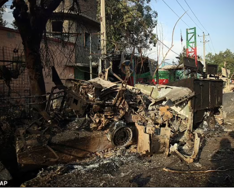 Vào tháng 5/2020, nhóm này tấn công một phòng khám phụ sản của người Hồi giáo dòng Shiite thiểu sổ, giết chết 24 phụ nữ, trẻ sơ sinh và một nhà cung cấp dịch vụ chăm sóc sức khỏe. Ảnh: Hiện trường một vụ tấn công do ISIS-K thực hiện bên ngoài nhà tù Jalalabad ở Afghanistan tháng 8/2020. Ảnh: AP.