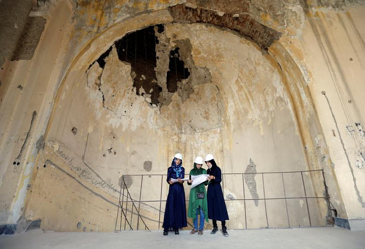 Nhóm nữ kỹ sư Afghanistan xem xét bản vẽ Cung điện Darul Aman bị hư hại ở Kabul ngày 2/10/2016.