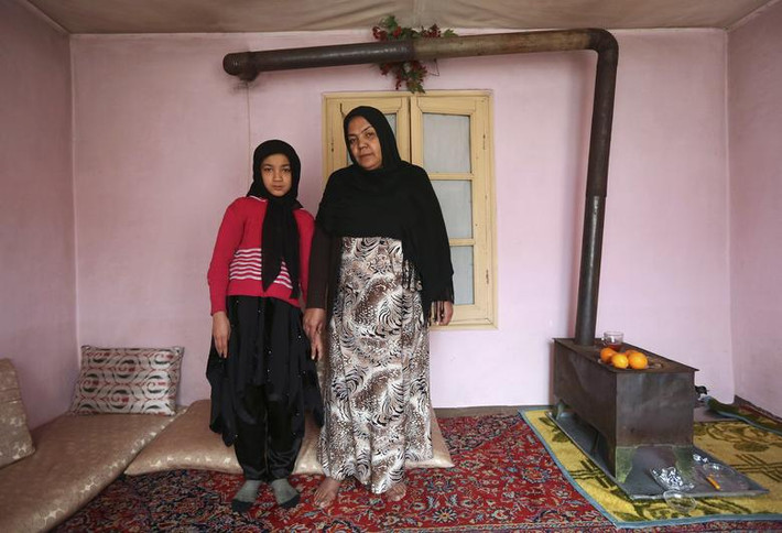 Noor Zia, 40 tuổi, cùng con gái Saba Ahmadi, 11 tuổi, tại nhà của họ ở Kabul ngày 13/2/2014. Noor là một giáo viên. Con gái cô muốn học đại học và trở thành một luật sư nổi tiếng.