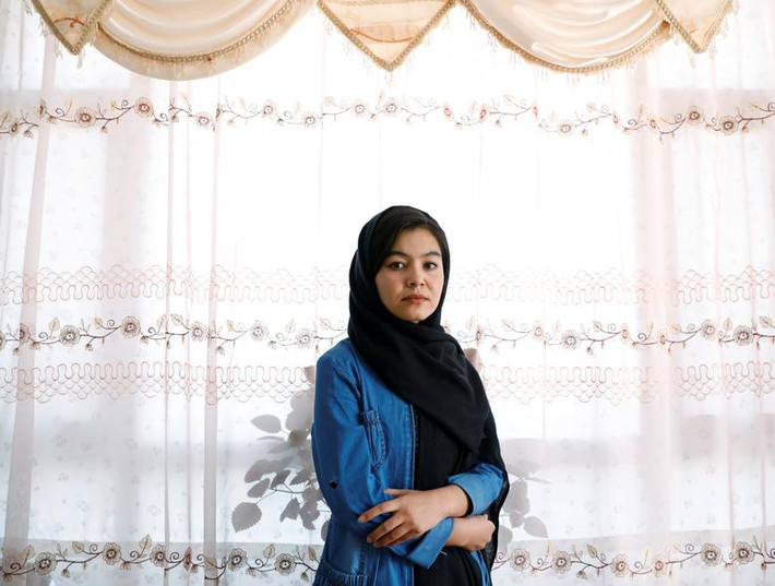 Shamsia Alizada, 18 tuổi, người đứng đầu kỳ thi tuyển sinh đại học của Afghanistan, chụp một bức ảnh sau cuộc phỏng vấn tại nhà của cô ở Kabul, ngày 25/9/2020.
