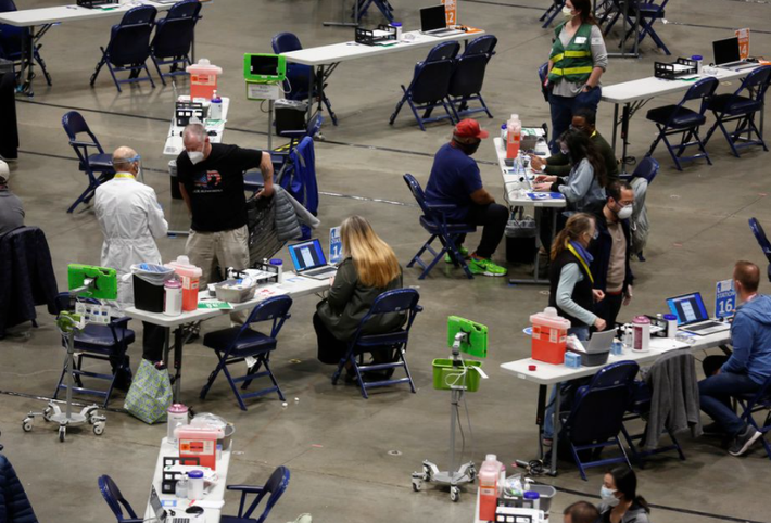 Theo một số nghiên cứu ban đầu trong ống nghiệm, biến thể Lambda mang hai đột biến T76I và L452Q có khả năng làm tăng khả năng lây nhiễm so với chủng gốc SARS-CoV-2. Tuy nhiên, hiện chưa có bằng chứng cho thấy biến thể Lambda ảnh hưởng đáng kể đến hiệu quả của vắc xin. Dù vậy, giới khoa học cần có thêm nhiều nghiên cứu nữa mới biết biến thể này nguy hiểm đến đâu. Ảnh: Reuters.