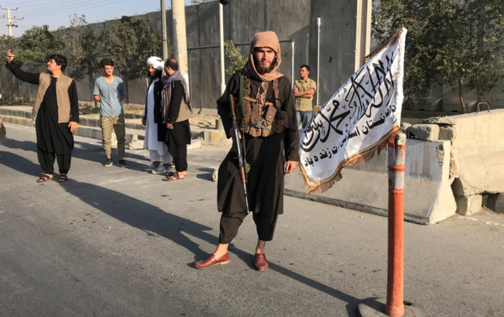 Một chiến binh Taliban canh gác bên ngoài trụ sở Bộ Nội vụ ở Kabul.