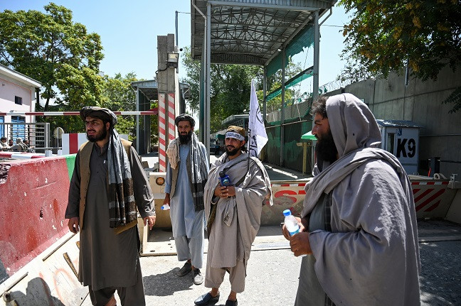 Các tay súng Taliban được nhìn thấy đứng gác ở lối vào Vùng Xanh, nơi tập trung hầu hết các Đại sứ quán và tổ chức quốc tế tại Kabul.