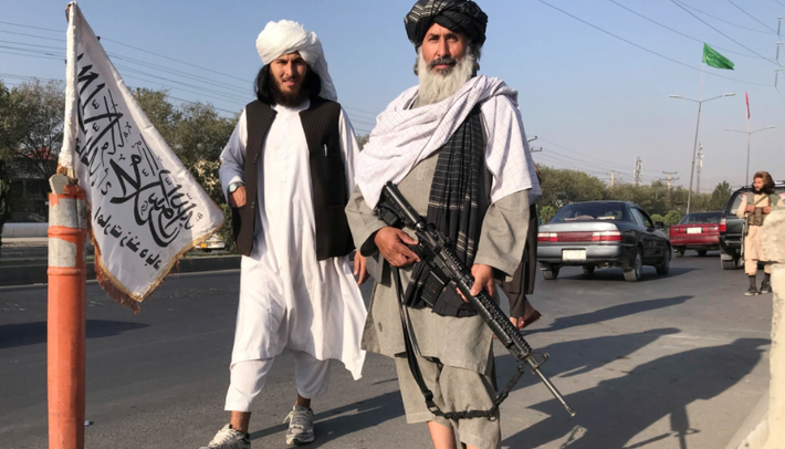 Các tay súng Taliban bên ngoài trụ sở Bộ Nội vụ Afghanistan.
