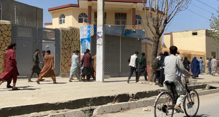 Nhiều người dân đi bộ tới sân bay quốc tế Hamid Karzai ở Kabul với hy vọng rời khỏi đất nước vì lo sợ nằm dưới sự kiểm soát của Taliban.